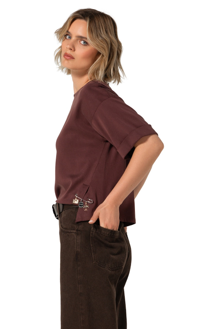 Caroline Biss Damenbluse bordeaux, Seitenansicht am Model