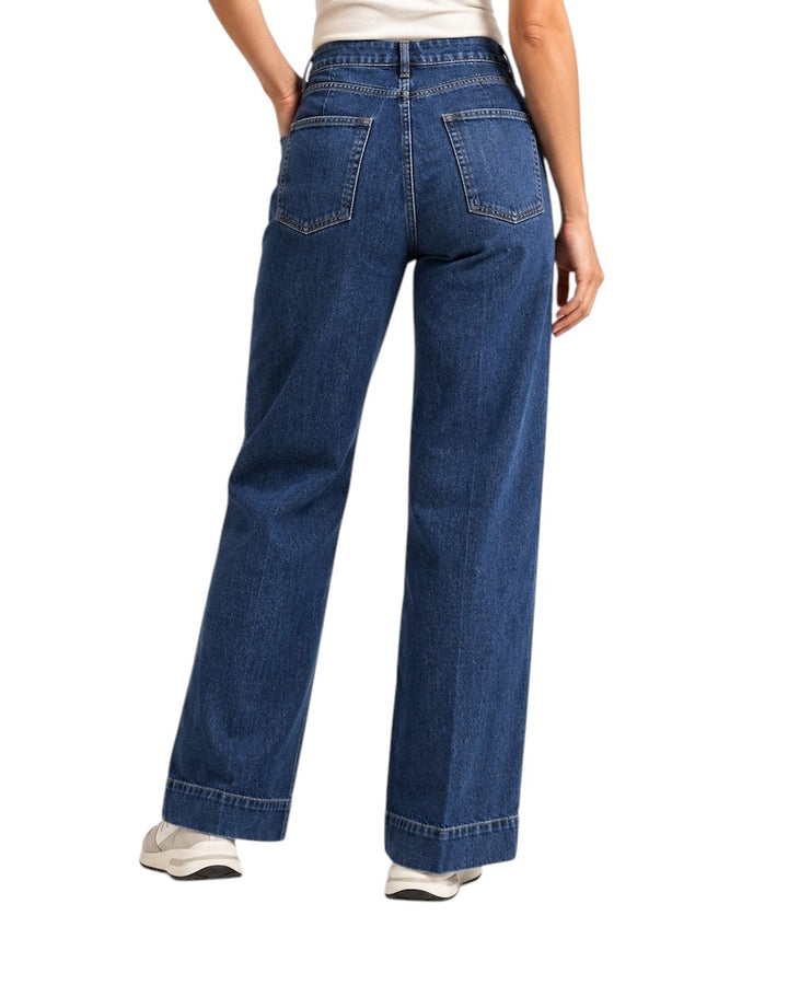 FRAME damesjeans blauwe denim — achteraanzicht op model